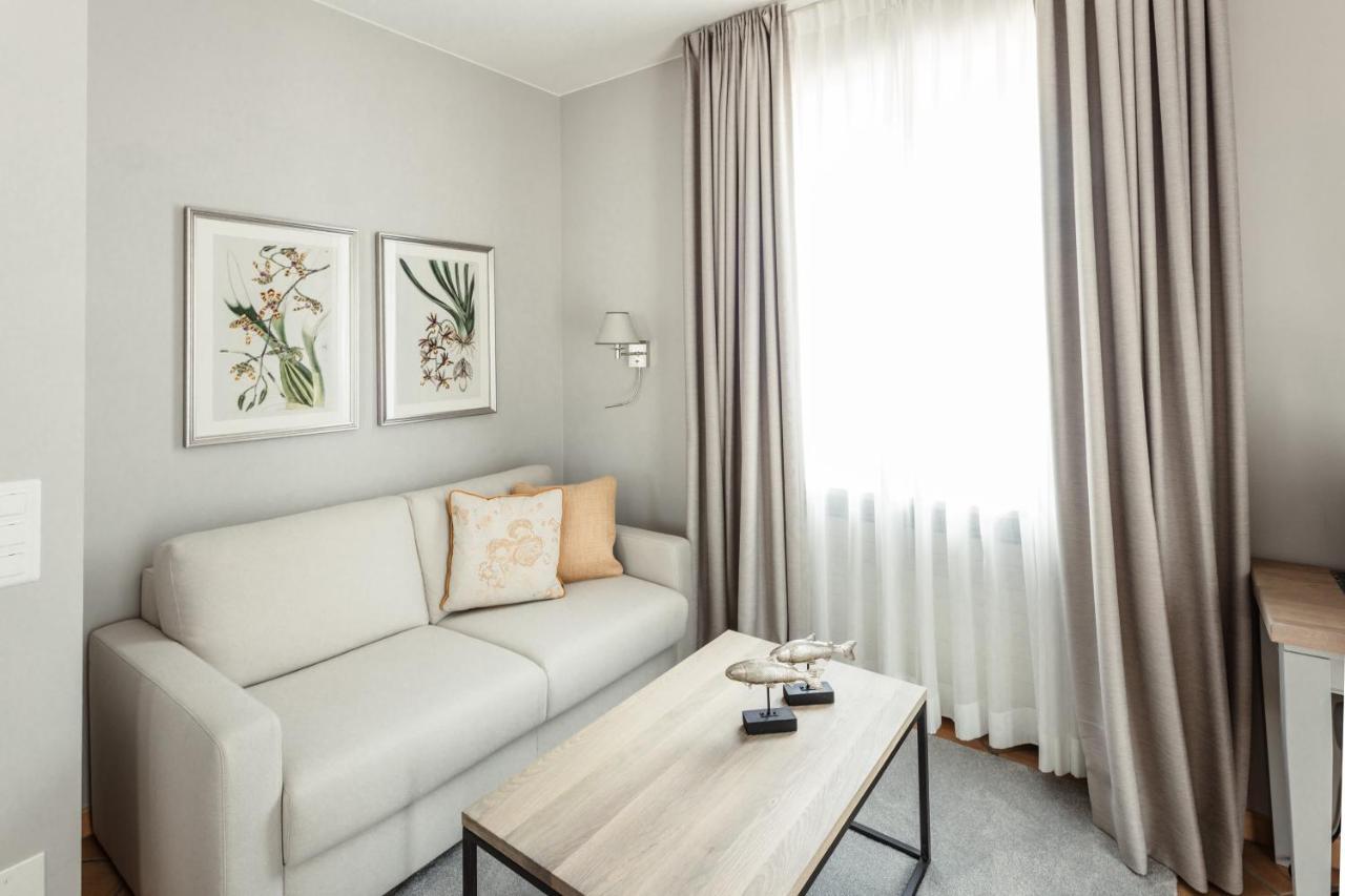 Suite 218